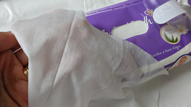 Atualmente a maioria das famílias adotaram o uso dos lenços umedecidos na higiene das crianças devido a praticidade e a variada oferta de produtos no mercado.