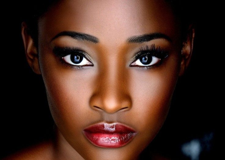 Diferente de todos os fototipos de pele, a negra tem vantagens exclusivas devido a alta concentração de melanina. É naturalemnte mais resistente ao câncer de pele e resiste a ação do tempo mantendo-se jovem por mais tempo.