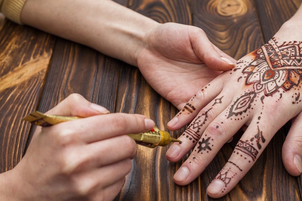 Tatuagem de henna marrom ou marrom-alaranjada tende a ser mais segura do que a opção de coloração preta (Foto: Divulgação)