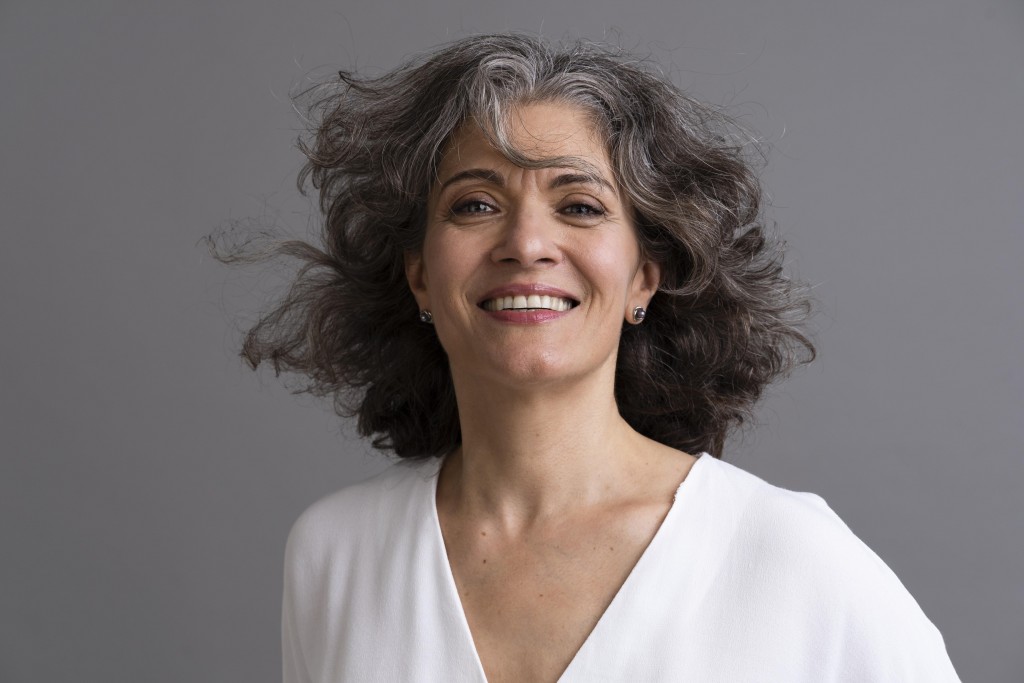 "O cabelo não cai em mulheres na menopausa, e sim, fica mais fino por questões hormonais" | Alexandra Lopes