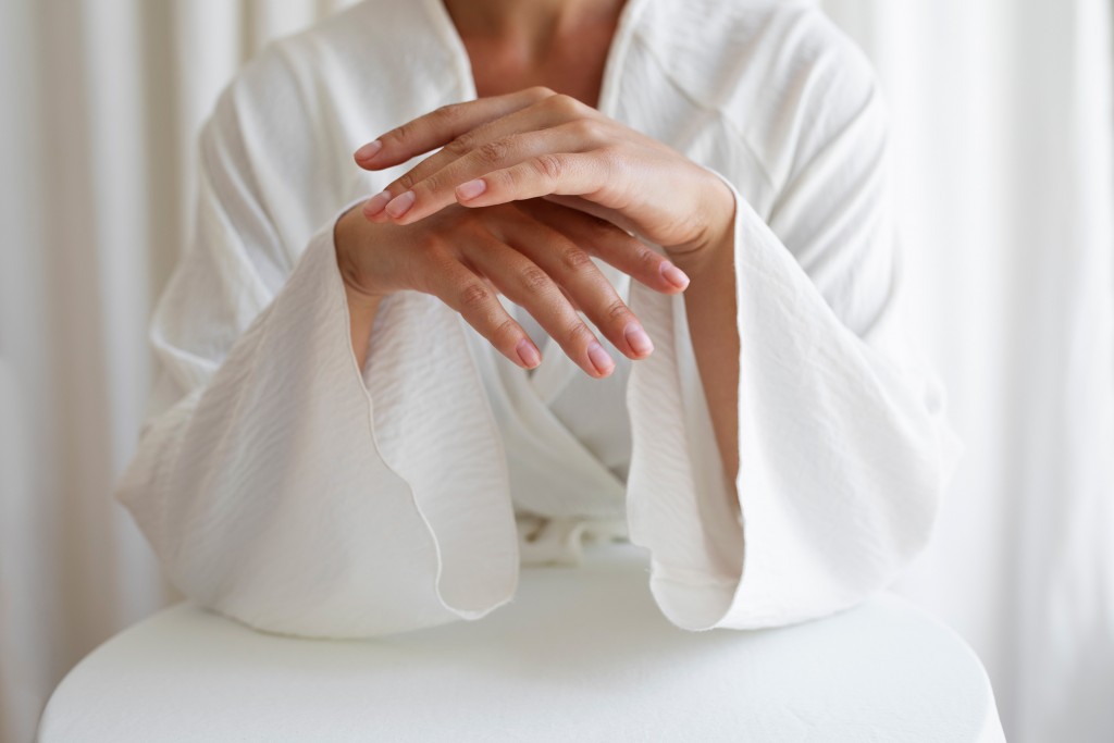 "O ressecamento das mãos é mais frequentemente causado por dermatite de contato irritativa por água, sabonetes ou outros produtos químicos" | Camila Salazar